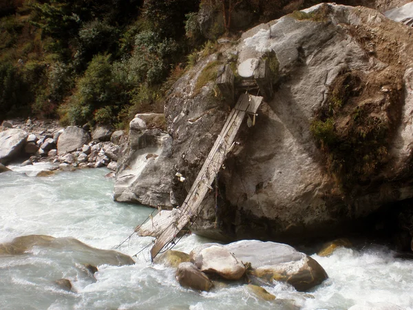 Підвісний міст через річку на передвиборну до вершини Евересту, Непал — стокове фото