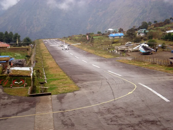 Літак приземлився в аеропорту Лукла (село в Кхумбу області Solukhumbu району в північно східному Непалі зоні Сагарматха) — стокове фото