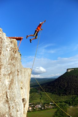 bir ip ile bir uçurumdan atlamak.