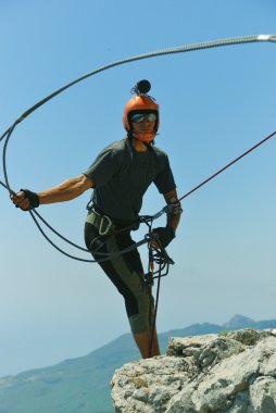 bir ip ile bir uçurumdan atlamak.