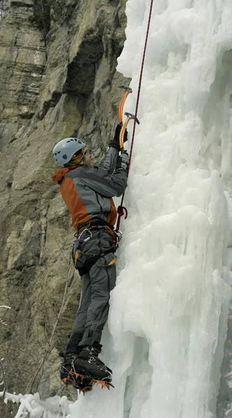 Arrampicata su ghiaccio nel Caucaso settentrionale . — Foto Stock