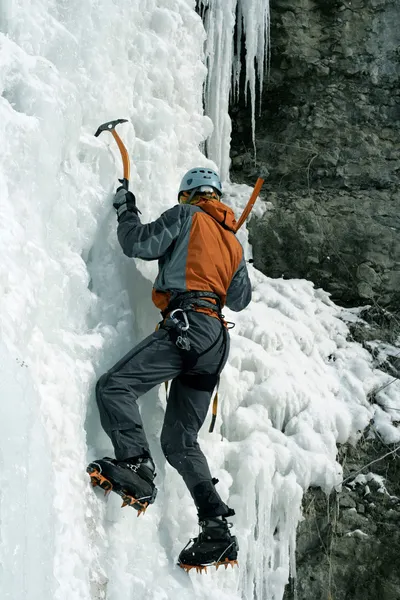 Arrampicata su ghiaccio nel Caucaso settentrionale . — Foto Stock