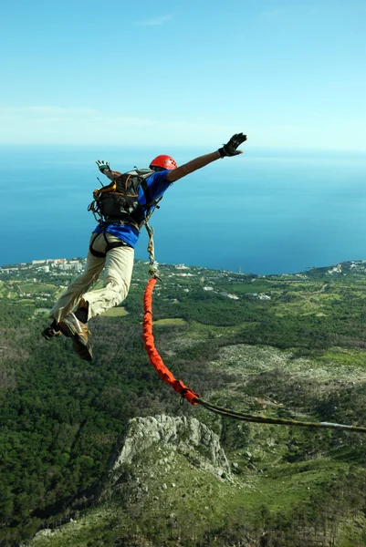 Jump off a cliff with a rope. — Stock Photo, Image