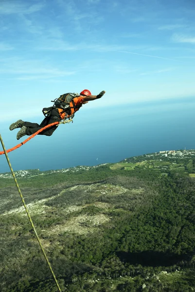 Saute d'une falaise avec une corde . — Photo