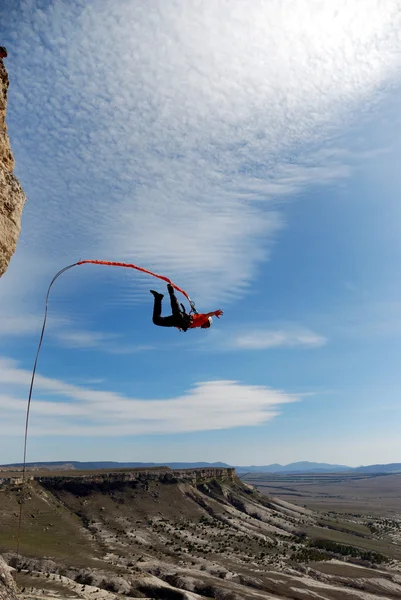 Jump off a cliff with a rope. — Stock Photo, Image
