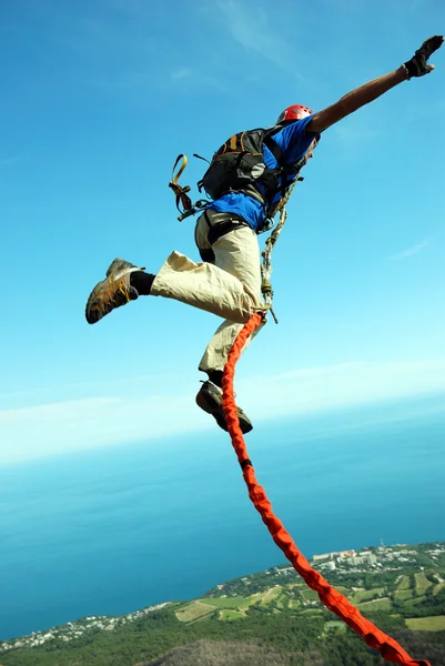 Saltar de un acantilado con una cuerda . —  Fotos de Stock