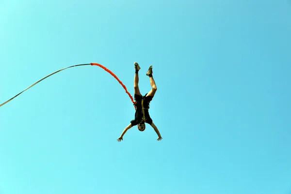 Jump off a cliff with a rope. — Stock Photo, Image