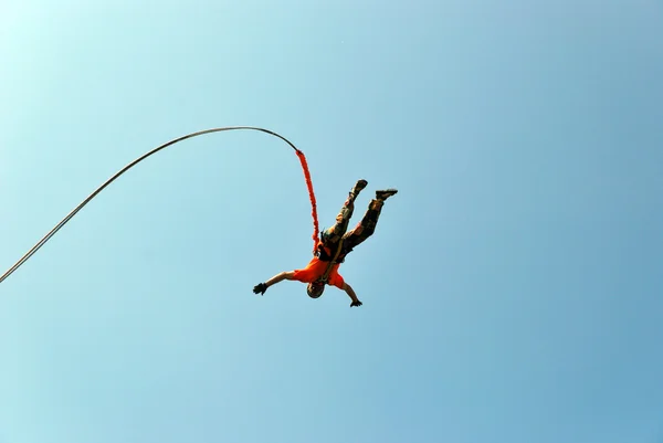 Salta giù da una scogliera con una corda . — Foto Stock