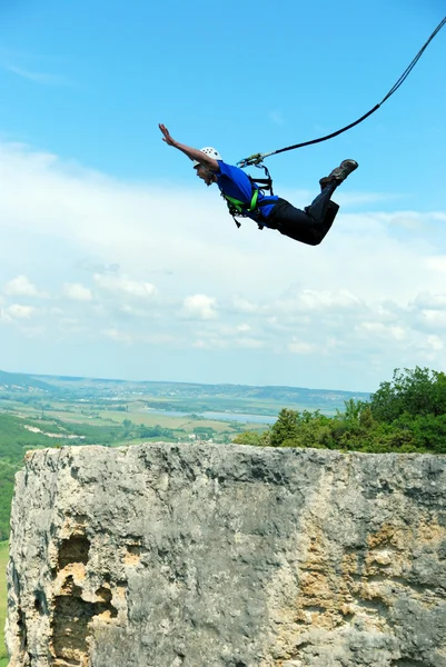 Jump off a cliff with a rope. — Stock Photo, Image