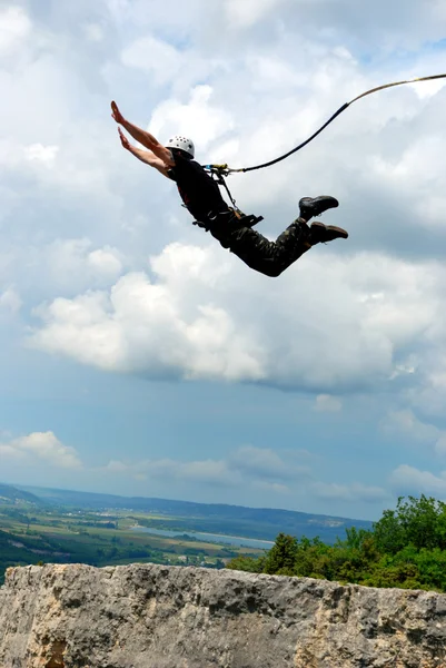 Jump off a cliff with a rope. — Stock Photo, Image