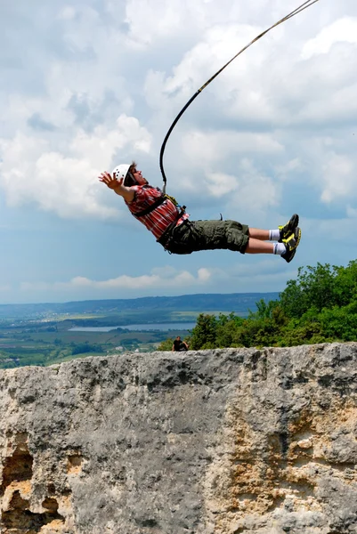 Jump off a cliff with a rope. — Stock Photo, Image