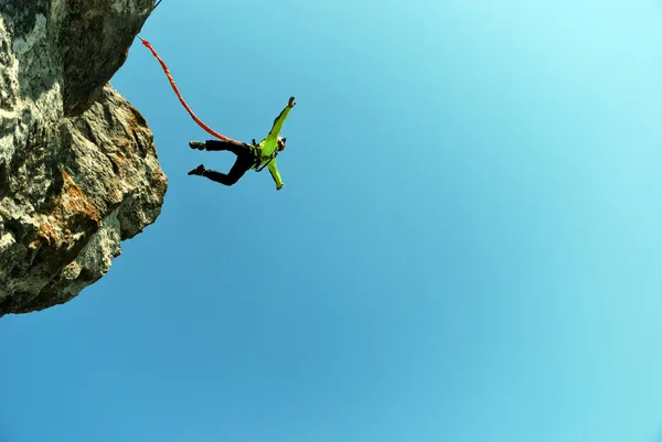 Jump off a cliff with a rope. — Stock Photo, Image