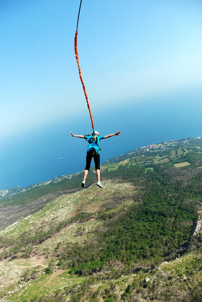 Saltar de um penhasco com uma corda . — Fotografia de Stock