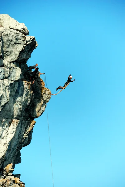 Saute d'une falaise avec une corde . — Photo