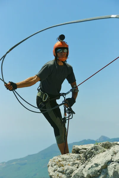 Jump off a cliff with a rope. — Stock Photo, Image