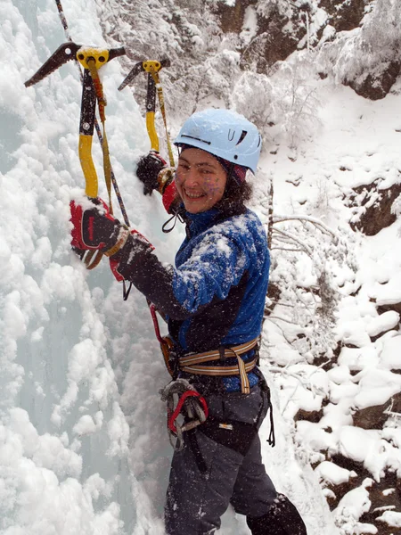 Man klimmen bevroren waterval — Stockfoto