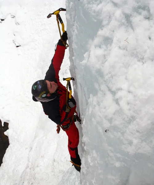 남자 등산 냉동된 폭포 — 스톡 사진