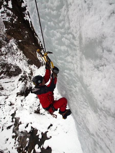 Homme escalade cascade gelée — Photo