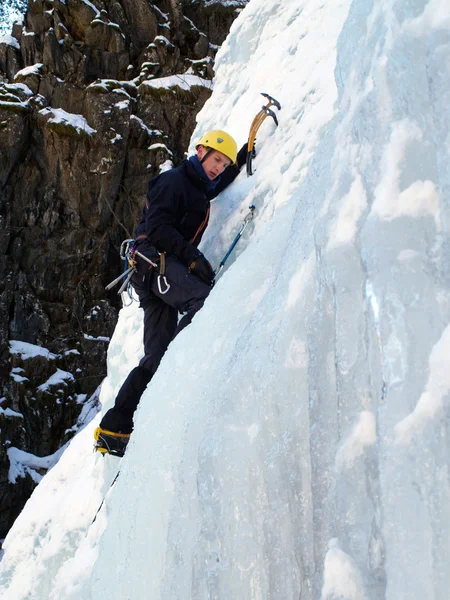 Homem escalando cascata congelada — Fotografia de Stock