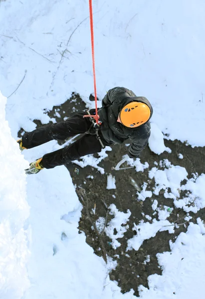 Homme escalade cascade gelée — Photo