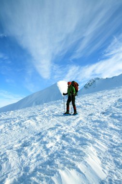 uzun yürüyüşe çıkan kimse kış Dağları snowshoeing