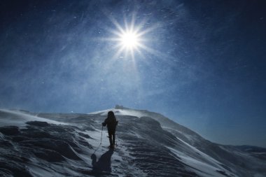 uzun yürüyüşe çıkan kimse kış Dağları snowshoeing