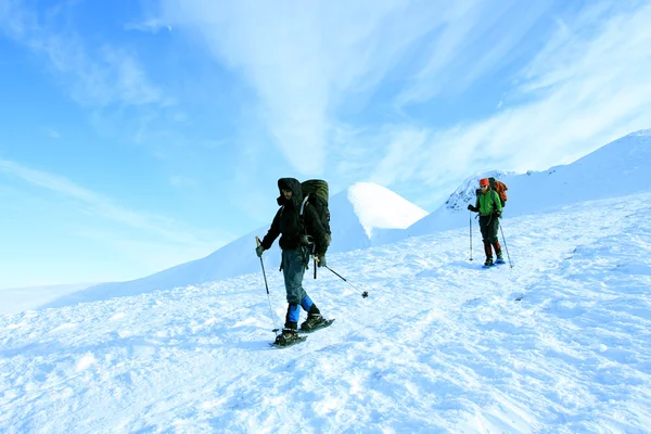 Πεζοπόρος στα βουνά χειμώνα snowshoeing — Φωτογραφία Αρχείου