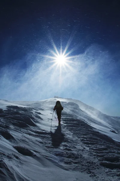 Πεζοπόρος στα βουνά χειμώνα snowshoeing — Φωτογραφία Αρχείου