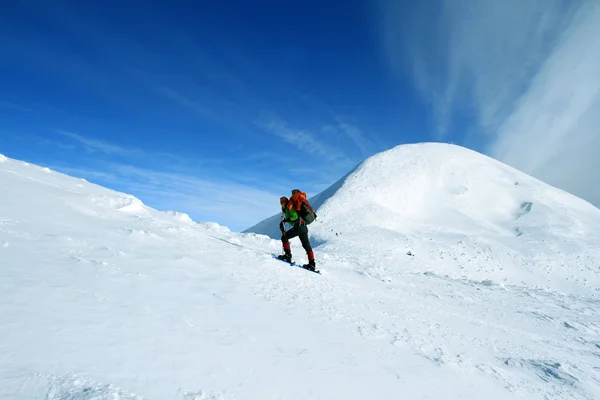 Πεζοπόρος στα βουνά χειμώνα snowshoeing — Φωτογραφία Αρχείου