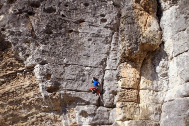 genç adam arka planda Vadi Manzaralı dikey duvar tırmanışı