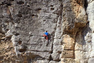 genç adam arka planda Vadi Manzaralı dikey duvar tırmanışı