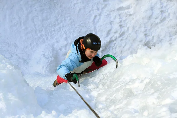 Man climbing frozen waterfall — Stock Photo, Image