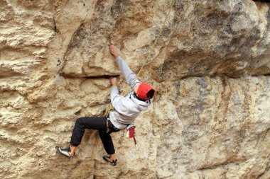 genç adam arka planda Vadi Manzaralı dikey duvar tırmanışı