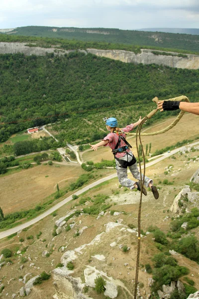 Saltar de un acantilado con una cuerda . — Foto de Stock