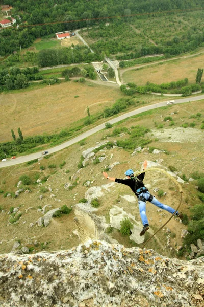 ロープと崖から飛び降りる. — ストック写真