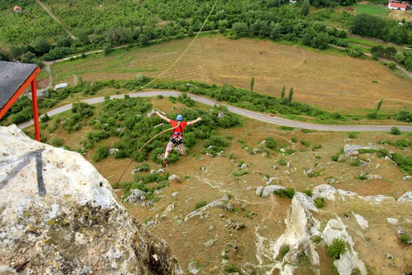 Jump off a cliff with a rope. — Stock Photo, Image