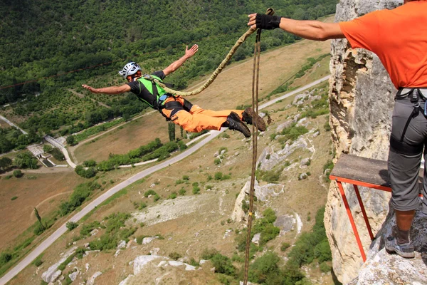 Saltar de um penhasco com uma corda . — Fotografia de Stock