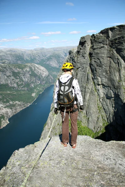 Mit einem Seil von einer Klippe springen. — Stockfoto