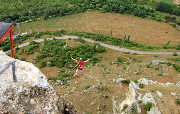 Jump off a cliff with a rope. — Stock Photo, Image