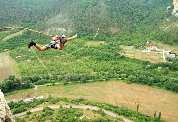 Bir ip ile bir uçurumdan atlamak. — Stok fotoğraf