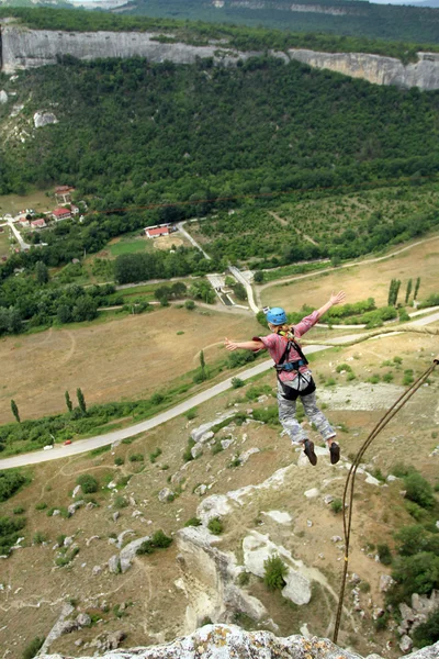 Jump off a cliff with a rope. — Stock Photo, Image