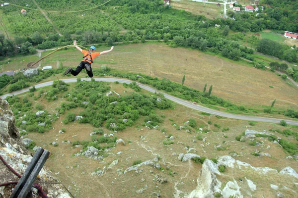 Bir ip ile bir uçurumdan atlamak. — Stok fotoğraf