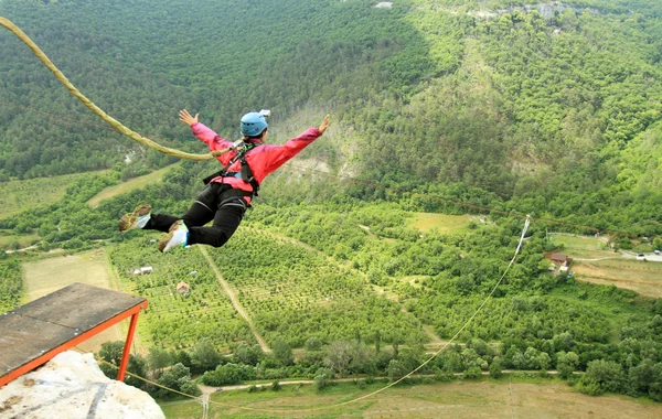 Jump off a cliff with a rope. — Stock Photo, Image