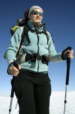 uzun yürüyüşe çıkan kimse kar ormanda yürür