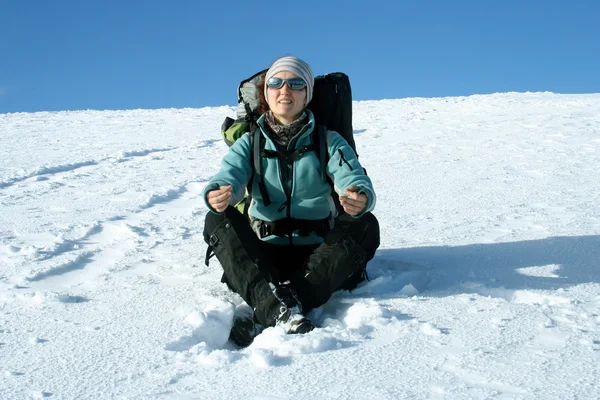 Hiker walks in snow forest — Stock Photo, Image