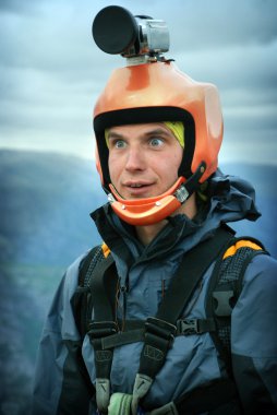 bir uçurumdan atlamayı.