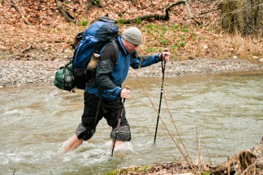 Kafkas Dağları'nda uzun yürüyüşe çıkan kimse