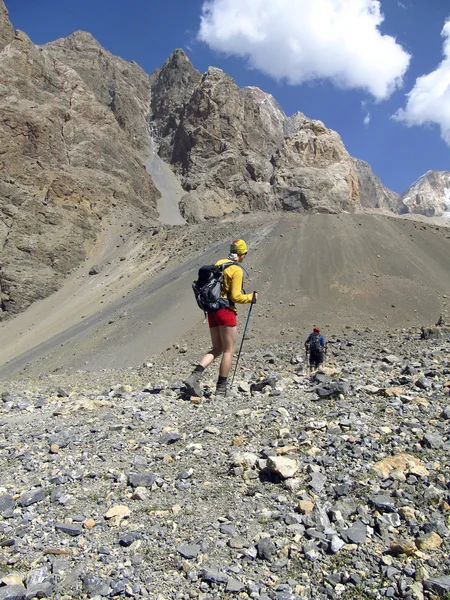 徒步旅行者在高加索山脉 — 图库照片