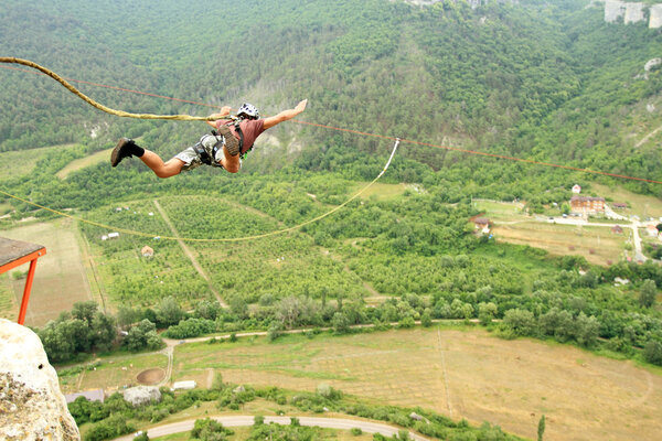 Последовательность прыжков с трамплина в Banos de Agua Santa, Ecuador, San Francisco bridge
