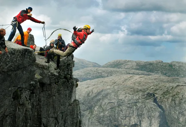 Bungee springen volgorde in banos de agua santa, ecuador, san francisco overbruggen — Stockfoto